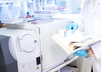 چرا استفاده از دیتالاگر در آزمایشگاهها ضروری است؟